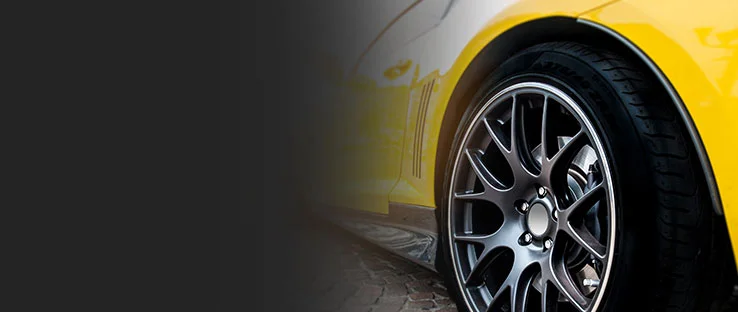 Sarı spor otomobilin alaşım jantı
